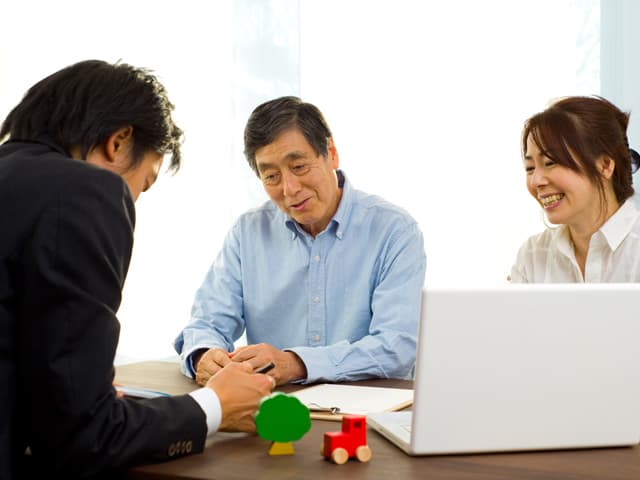 担当者とお客さんとの商談中